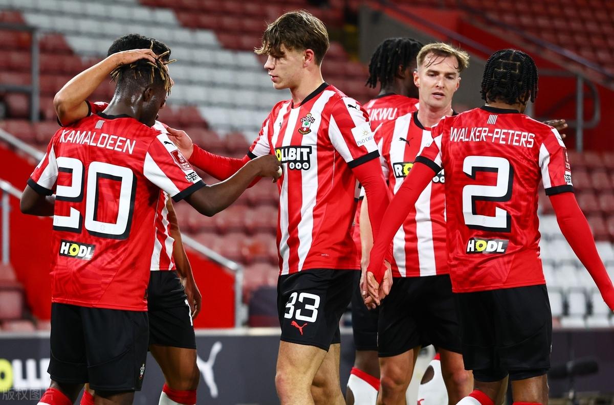 爱游戏在线-C罗与40激战曼联分钟，出色发挥胜负难料！，Rookie焦点对战赛场气氛高涨的简单介绍